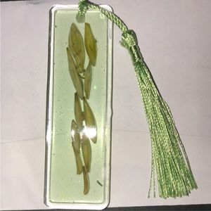 Custom epoxy resin bookmark with flower petals New